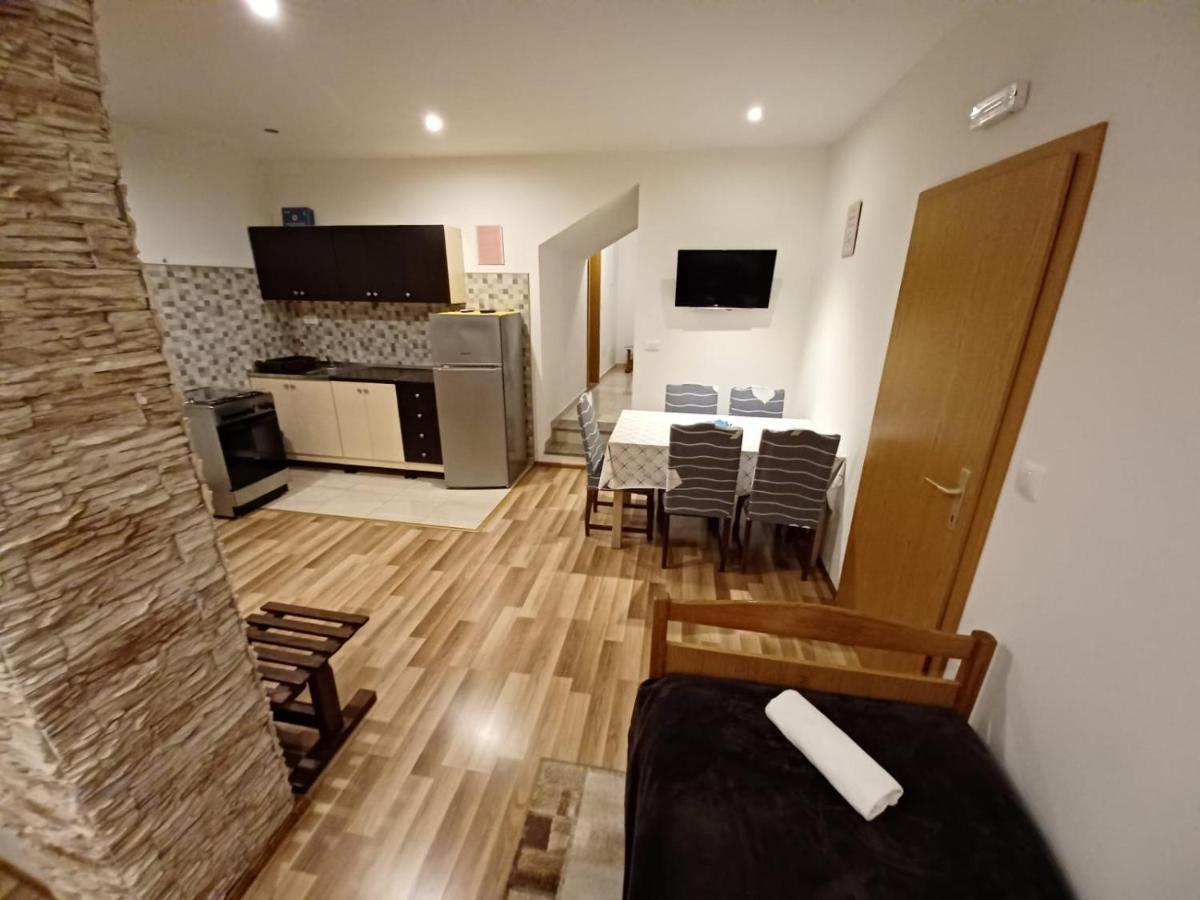 Trilj Apartman Jurika Eksteriør bilde